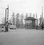 154718 Afbeelding van het seinhuis (Post I) bij de overweg aan het Guispad ten noorden van het N.S.-station ...